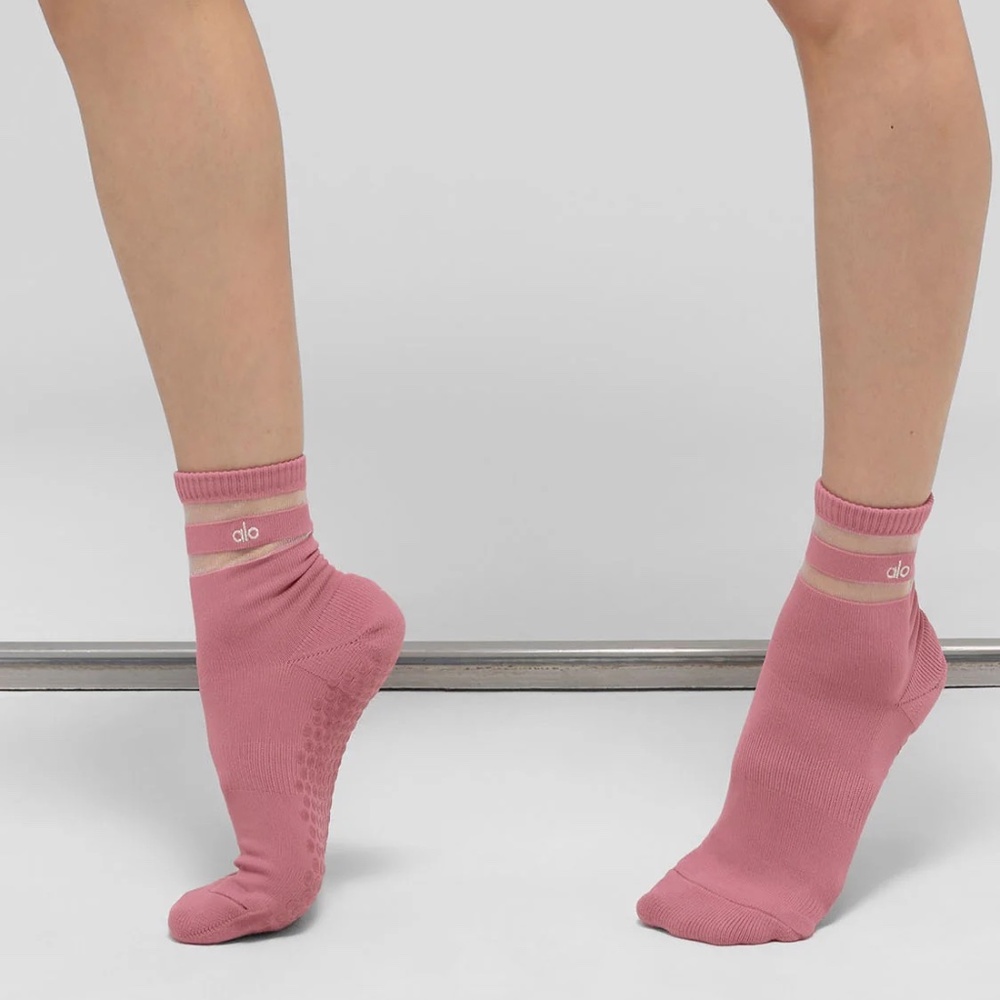 ALO Yoga Women's Pulse Grip Socks, Pink Wild Rose, M/L